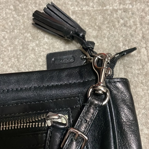 Coach Super cute detailing on this lightly used large wristlet black leather - Picture 4 of 7
